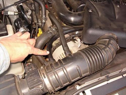 Hvordan endre en dynamo i en 4,0 SOHC Ford Explorer