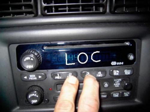 Hvordan få GM Delco Radio koder for opplåsing Når Skjerm Sier LOC