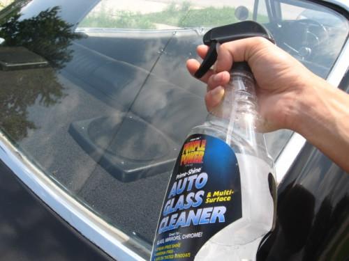 Hvordan bli kvitt vann flekker på bilen vinduene