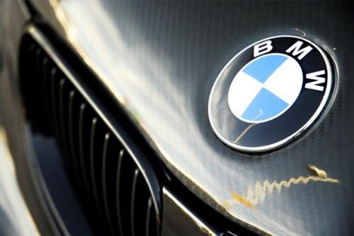 Hvordan erstatte en Hood Emblem på en BMW