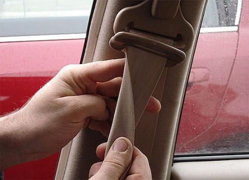 Hvordan fikse en Twisted Seatbelt