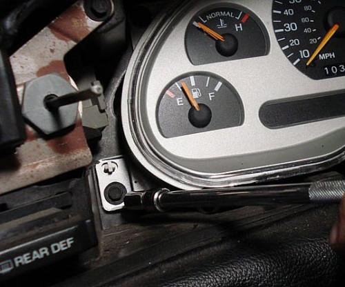 Hvordan du bytter Instrumentpanel i en Ford Mustang (1994-2004)