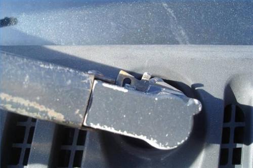 Slik fjerner vindusvisker armene på en Dodge Van