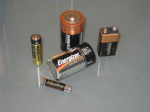Hva er den beste måten å oppbevare alkaliske batterier?