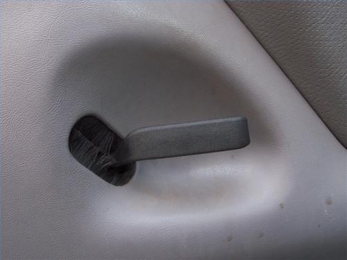 Hvordan du bytter interiør dørhåndtaket på en Ford lastebil