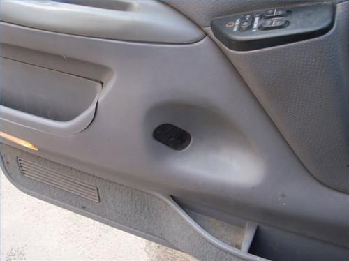 Hvordan du bytter interiør dørhåndtaket på en Ford lastebil