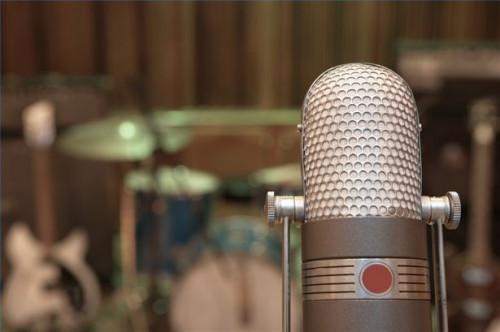Hvordan du velger en vokal mikrofon for din Recording Studio