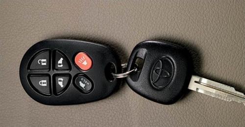 Hvordan å programmere en Toyota keyless oppføring ekstern fob