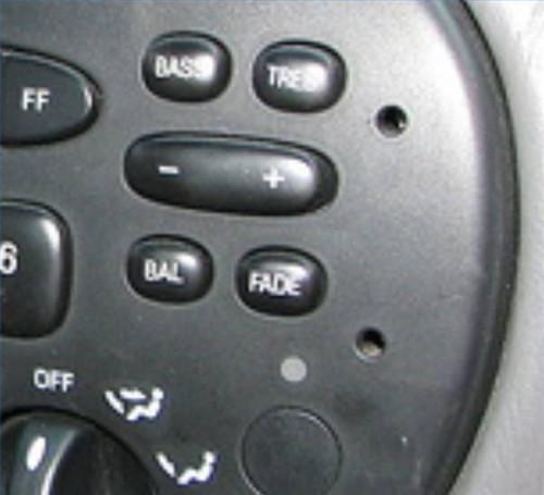 Slik fjerner radioen i en 2002 Ford Explorer