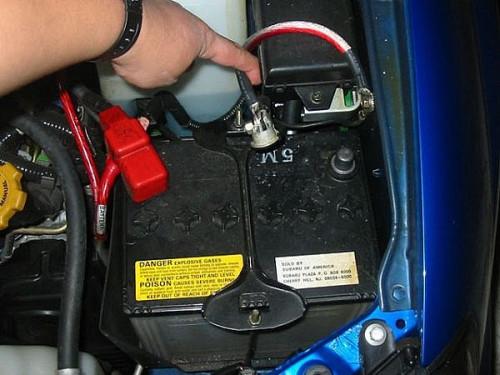 Hvordan erstatte en drivstoffilter på en 2002 Chevy Silverado