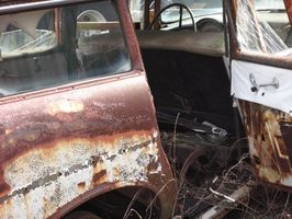 Hvordan jeg reparere en Rusted Gjennom området på en bil Step-by-Step?